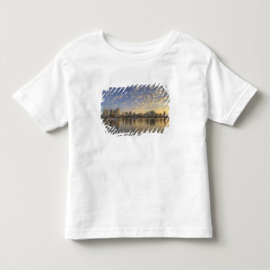 Uitzicht over False Creek op de skyline van Kinder Shirts (Voorkant)