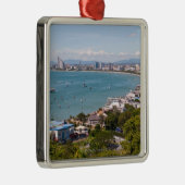 Uitzicht over Pattaya Bay. Metalen Ornament (Rechts)