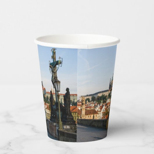 Uitzicht Prague Castle van Charles bridge, Tsjechi Papieren Bekers (Rechts)