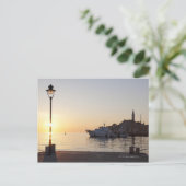 Uitzicht uit de haven van Rovinj, Kroatië, bij zon Briefkaart (Staand voorkant)