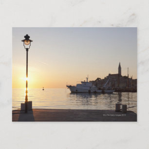 Uitzicht uit de haven van Rovinj, Kroatië, bij zon Briefkaart