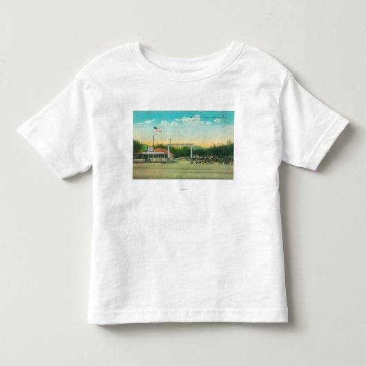 Uitzicht van Avenue Auto Camp Entrance Kinder Shirts (Voorkant)