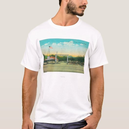 Uitzicht van Avenue Auto Camp Entrance T-shirt (Voorkant)