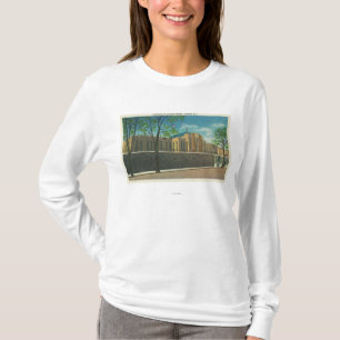 Uitzicht van binnenkomst in de gevangenis van Aubu T-shirt