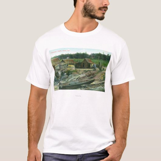 Uitzicht van boten op strand in Chinatown T-shirt (Voorkant)