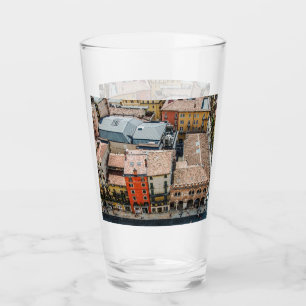 Uitzicht van boven van kleurrijke gevels van gebou glas