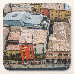 Uitzicht van boven van kleurrijke gevels van gebou kartonnen onderzetters