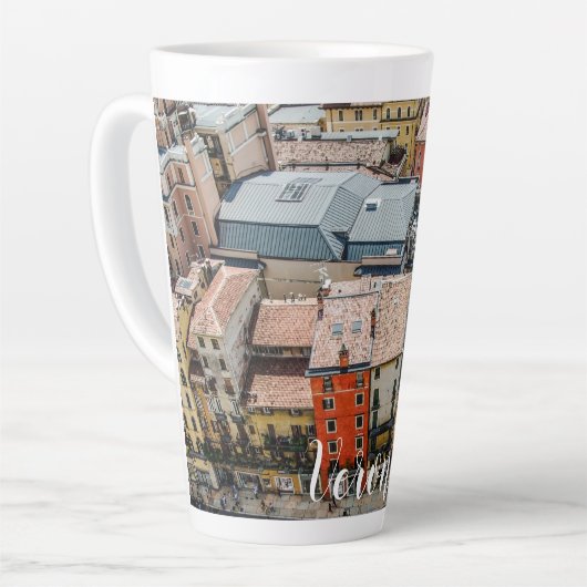 Uitzicht van boven van kleurrijke gevels van gebou latte mok (Linkerhoek)