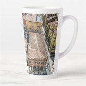 Uitzicht van boven van kleurrijke gevels van gebou latte mok (Rechts)