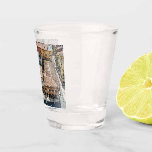 Uitzicht van boven van kleurrijke gevels van gebou shot glas (Rechts)