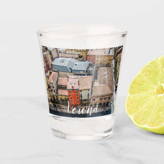 Uitzicht van boven van kleurrijke gevels van gebou shot glas (Voorkant)