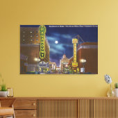 Uitzicht van Broadway bij nacht Canvas Afdruk (Insitu (Woonkamer))