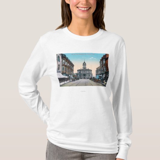 Uitzicht van City Hall Bldg uit Washington St. T-shirt (Voorkant)