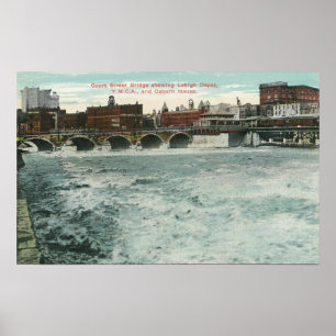 Uitzicht van Court Street Bridge met hoge tonen Poster
