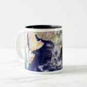 Uitzicht van de aarde vanuit de ruimte tweekleurige koffiemok (Voorkant links)