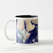 Uitzicht van de aarde vanuit de ruimte tweekleurige koffiemok (Links)