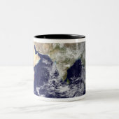 Uitzicht van de aarde vanuit de ruimte tweekleurige koffiemok (Center)