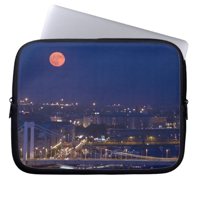 Uitzicht van de Basis van de Visserij naast Matyas Laptop Sleeve (Voorkant)