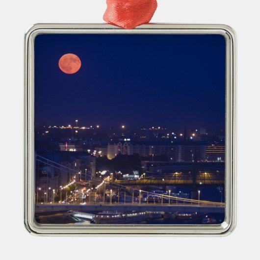 Uitzicht van de Basis van de Visserij naast Matyas Metalen Ornament (Voorkant)