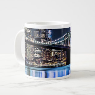 Uitzicht van de Brooklyn bridge-reflectie in New Y Grote Koffiekop