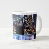 Uitzicht van de Brooklyn bridge-reflectie in New Y Grote Koffiekop (Voorkant rechts)