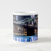 Uitzicht van de Brooklyn bridge-reflectie in New Y Grote Koffiekop (Voorkant)