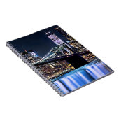 Uitzicht van de Brooklyn bridge-reflectie in New Y Notitieboek (Rechterzijde)