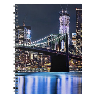 Uitzicht van de Brooklyn bridge-reflectie in New Y Notitieboek