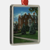 Uitzicht van de buitenzijde van Josselyn Hall, Vas Metalen Ornament (Rechts)