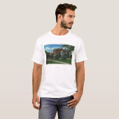 Uitzicht van de buitenzijde van Josselyn Hall, Vas T-shirt (Voorkant volledig)