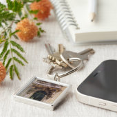 Uitzicht van de ingang van het museum sleutelhanger (Zijkant)