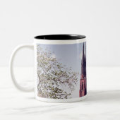 Uitzicht van de kathedraal van Uppsala van het kas Tweekleurige Koffiemok (Links)