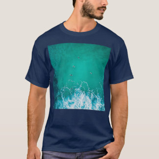 Uitzicht van de lucht koele blauwe strandgolven va t-shirt