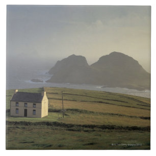 uitzicht van de lucht op een heuvel door het zee tegeltje