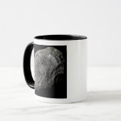 Uitzicht van de maan Hyperion van Saturnus met val Mok (Voorkant links)