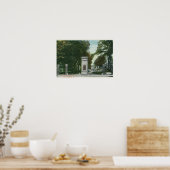 Uitzicht van de Memorial Gate van het Uniecollege Poster (Keuken)