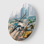 Uitzicht van de metrolijn en de wolkenkrabbers in  grote klok (Hoek)