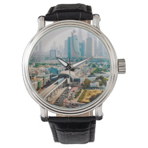 Uitzicht van de metrolijn en de wolkenkrabbers in horloge