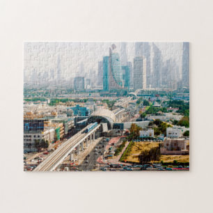 Uitzicht van de metrolijn en de wolkenkrabbers in legpuzzel