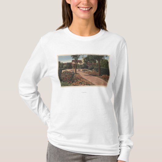Uitzicht van de missie, Patio Gardens T-shirt (Voorkant)