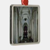 Uitzicht van de nave, naar het altaar gericht metalen ornament (Rechts)