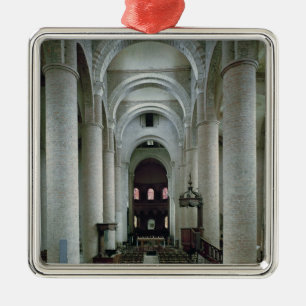 Uitzicht van de nave, naar het altaar gericht metalen ornament