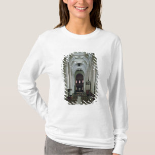 Uitzicht van de nave, naar het altaar gericht t-shirt