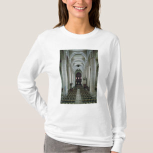 Uitzicht van de nave, naar het altaar gericht t-shirt