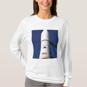 Uitzicht van de neuskegel van de delta IV-raket T-shirt
