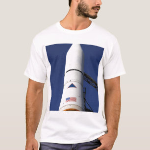 Uitzicht van de neuskegel van de delta IV-raket T-shirt