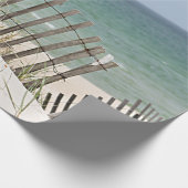 Uitzicht van de oceaan door het strandhek cadeaupapier (Hoek)