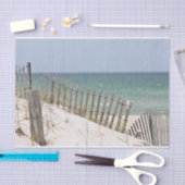 Uitzicht van de oceaan door het strandhek tissuepapier (Craft)