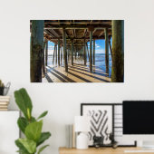 Uitzicht van de oceaan van onder het pier poster (Thuiskantoor)