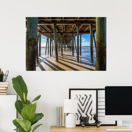 Uitzicht van de oceaan van onder het pier poster (Thuiskantoor)